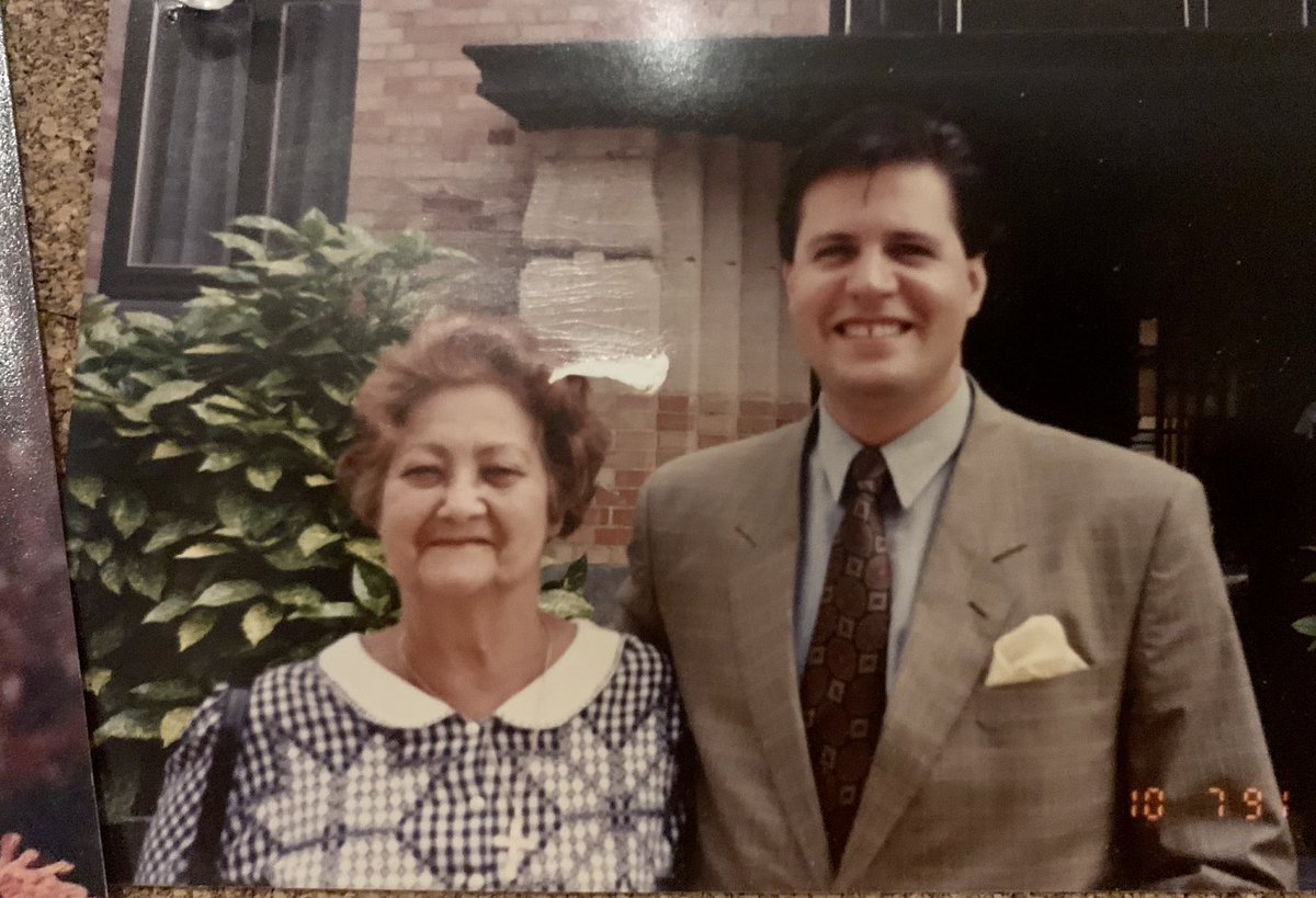 TBT, en Bruselas a la entrada de mi apartamento con mi abuela Carlota. La llevé por un viaje por el centro de Europa que no conocía. Cuanta falta me hace mi bella abuelita