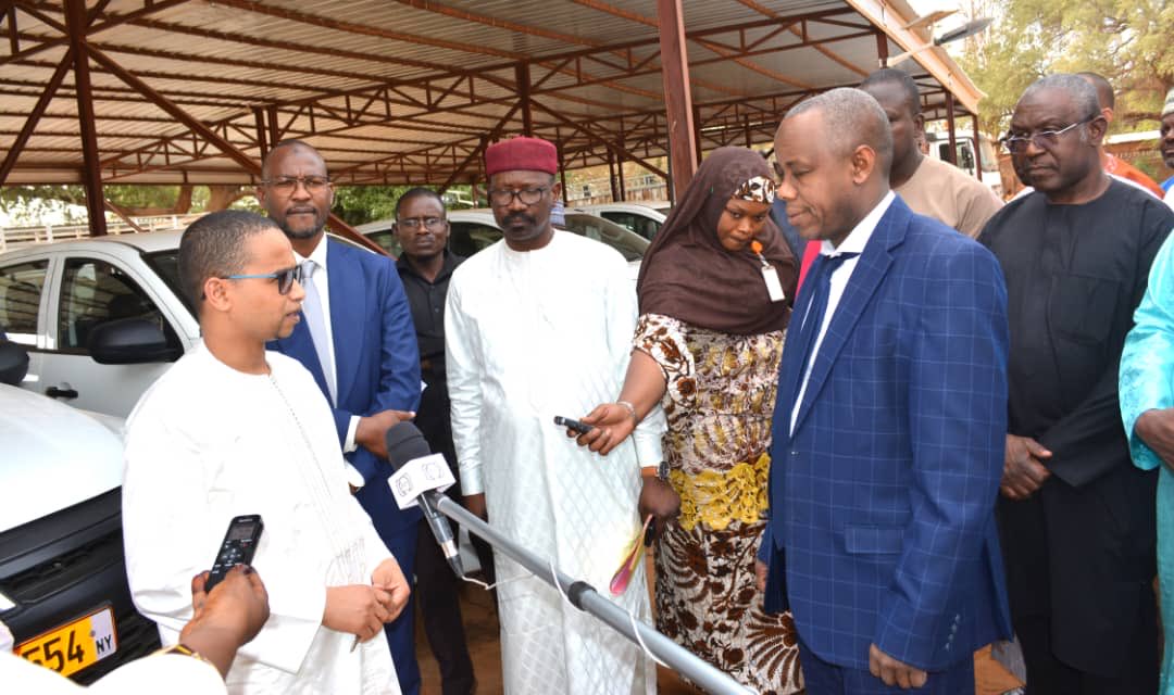 J’ai remis une 15aine de véhicules au #DGI acquis sur ressources propres afin de renforcer les capacités de mobilisation des ressources de nos régies financières. Cette dotation n’est qu’une première tranche d’un vaste programme initié par le #PRN ⁦<a href="/mohamedbazoum/">Mohamed Bazoum</a>⁩.