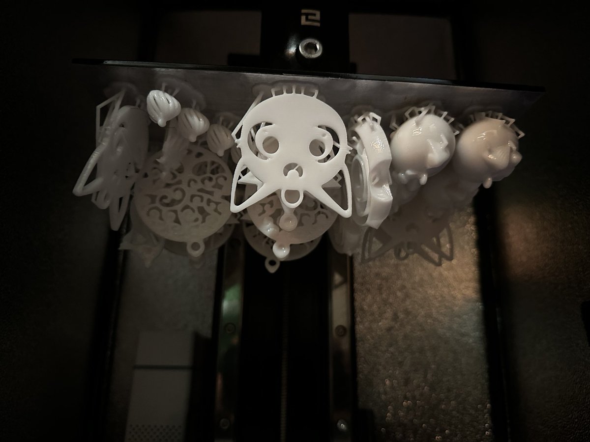 phosforia's tweet photo. New earrings anyone? 
#resin3dprinting #3dprinting #earrings #resinjewelry #maker #newbling #3dprinter #elegoosaturn #4kresinprinting https://t.co/h9dlntEyuT