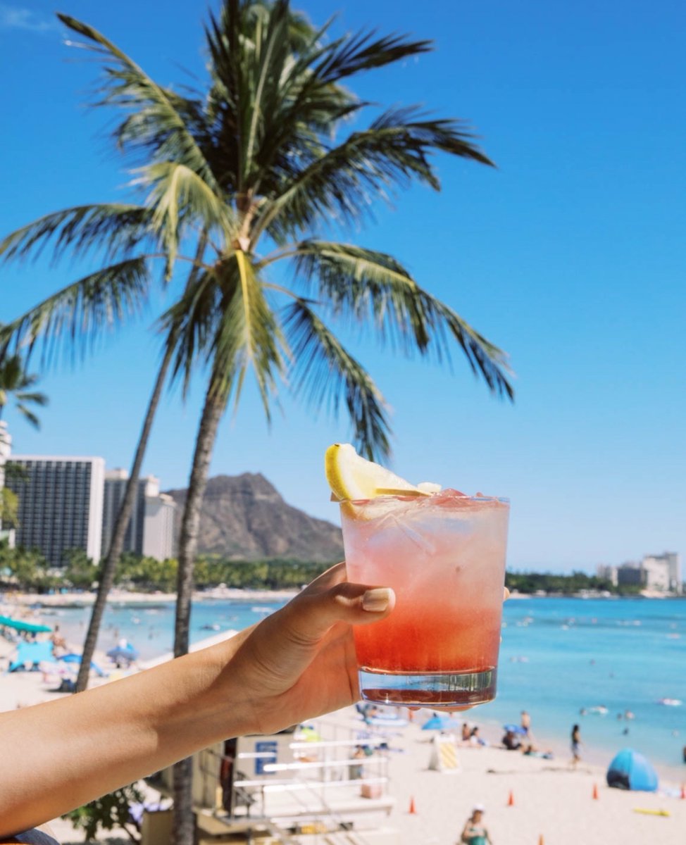 Cheers to year-round sunshine! Drop in to @hulagrillwaiks, our must-see beachfront bar located steps from the sand, for a Kula Cooler with locally distilled fid st. gin, fresh lemonade, muddled strawberries, basil & lemon-lime soda.🍹#OutriggerWaikiki photo: @cookwithry