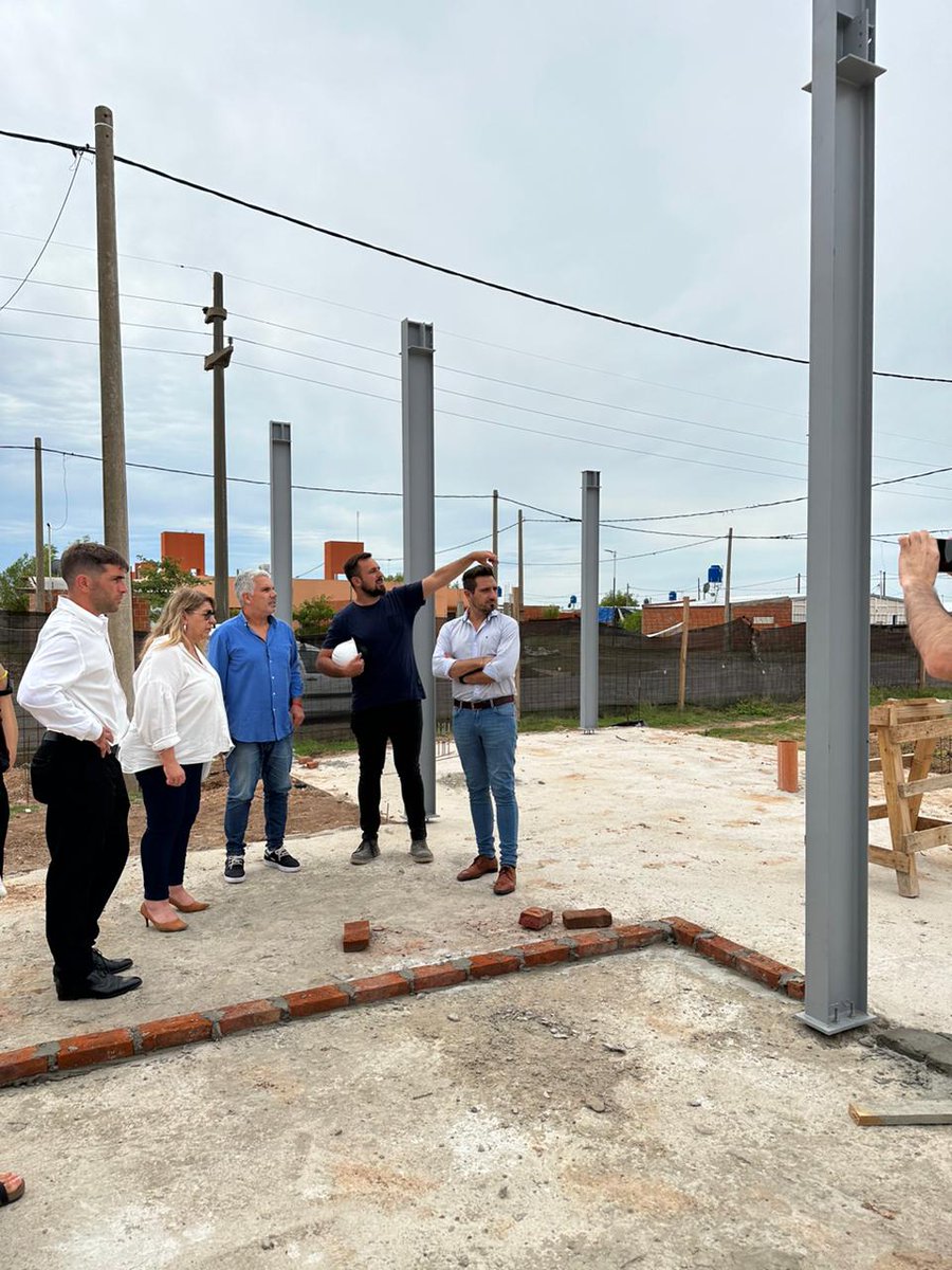 JorgeBertiVC's tweet photo. 👷‍♀️👷‍♂️ AVANZAN LAS OBRAS EN EL JARDÍN DE INFANTES DE BARRIO SAN CAYETANO

Recibí la visita de la Secretaria de Obras Públicas @Justbattaglia y todo su equipo de trabajo con quienes recorrimos las obras del Jardín ubicado en B° San Cayetano.

Más info: https://t.co/sRZG1xFKfp https://t.co/nfOBxqjqWj