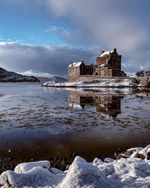 Snow scenes + stunning castles = A match made in #Scotland! ❄️😍

📍 Eilean Donan Castle, Dornie, #Highlands 📷 IG/new.nomads.van