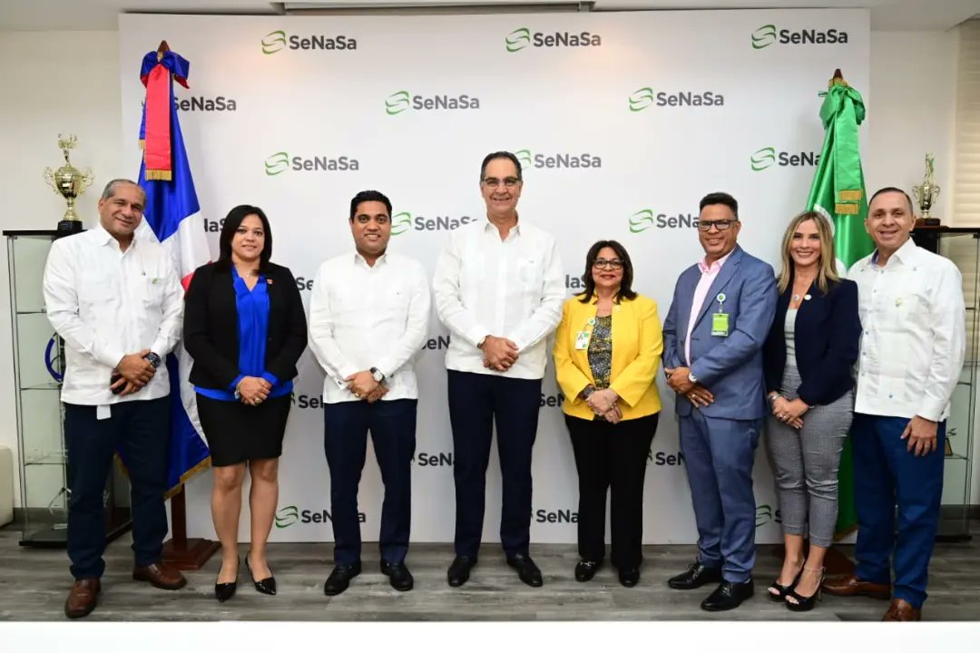 ARSSeNaSaRD's tweet photo. Nuestro director, el doctor @santiagohazim y el alcalde de La Vega @kelvincruzrd firmaron acuerdo, donde los colaboradores de la Alcaldía de dicho municipio y su núcleo familiar recibirán cobertura  bajo los distintos planes complementarios que ofrecemos.
#AcuerdosSenasa https://t.co/ea8UOIHLsL
