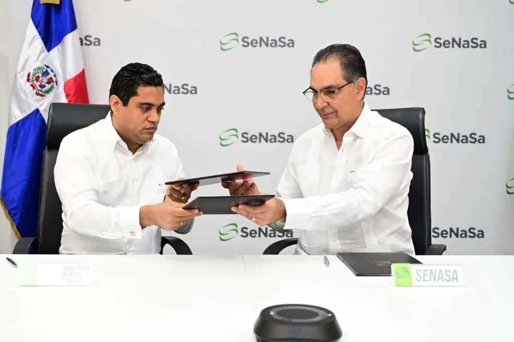 ARSSeNaSaRD's tweet photo. Nuestro director, el doctor @santiagohazim y el alcalde de La Vega @kelvincruzrd firmaron acuerdo, donde los colaboradores de la Alcaldía de dicho municipio y su núcleo familiar recibirán cobertura  bajo los distintos planes complementarios que ofrecemos.
#AcuerdosSenasa https://t.co/ea8UOIHLsL
