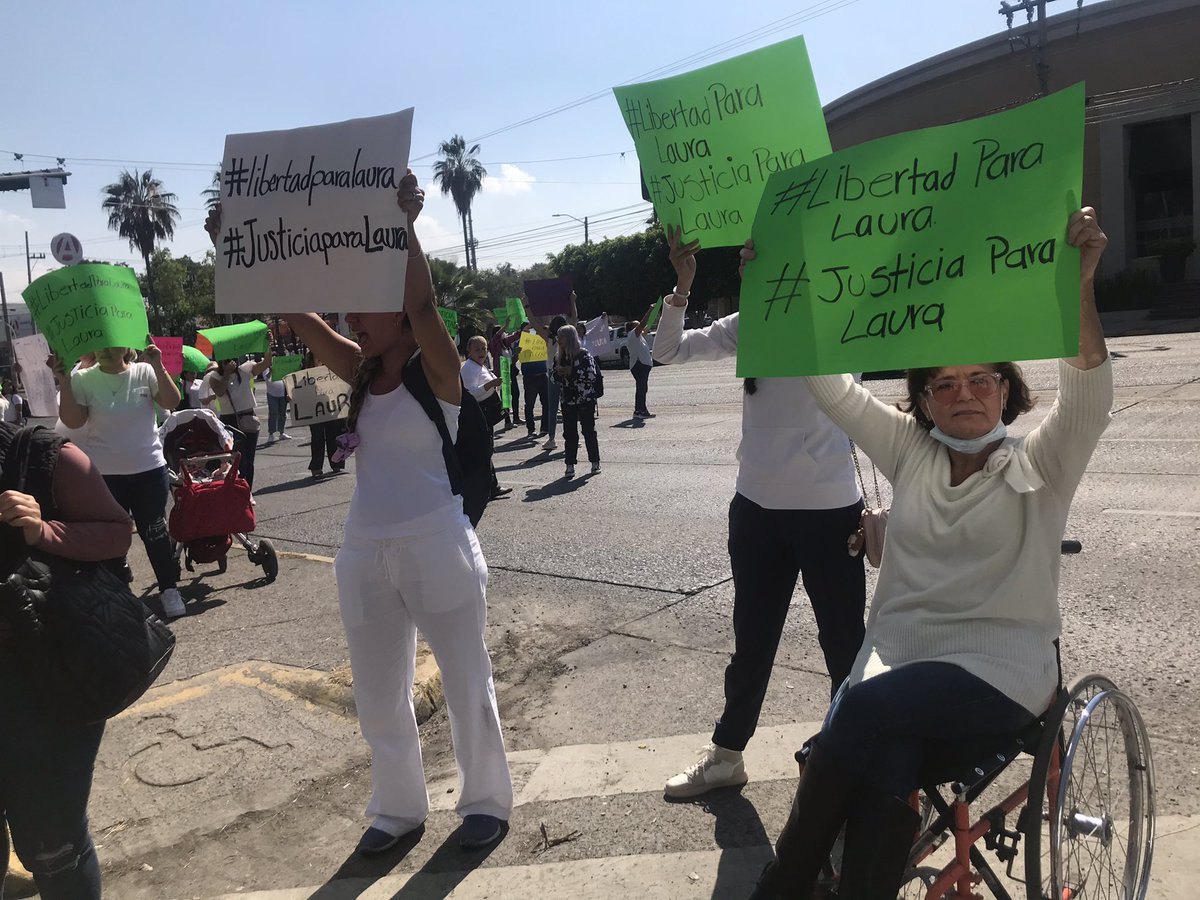 jadercv's tweet photo. #JusticiaParaLaura
Ella está en el @RedCJMJalisco donde se resolverá el amparo que promovió para que reabra su denuncia de acoso y #abusosexual del director de #GrupoMega Ignacio Javier “N”. https://t.co/t7nZikPfTB