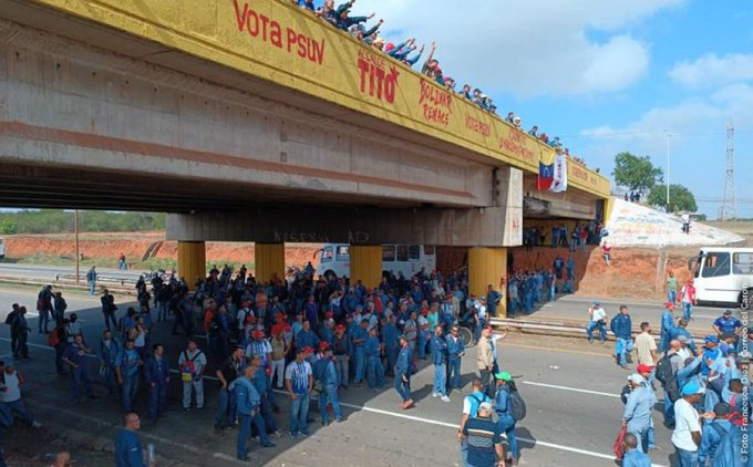 Denunciamos la detencion de 3 trabajadores de SIDOR Deinis Torrez, Manuel Palacio y Ronald Rodriguez durante la noche del #11Ene.
Y en la mañana de hoy #12Ene Detuvieron a 2 compañeros de #Bauxilum. David Torres y Luis Coro 
Hacemos responsable al Regimen por este atropello.