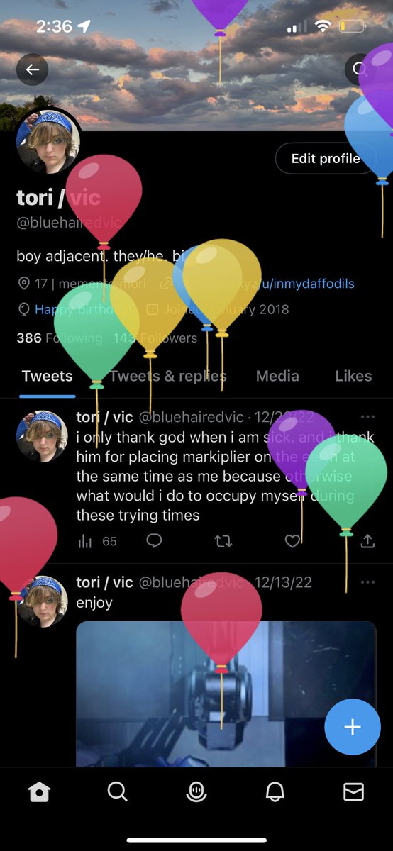bluehairedvic's tweet photo. balloons :))) https://t.co/iBX687fWoe