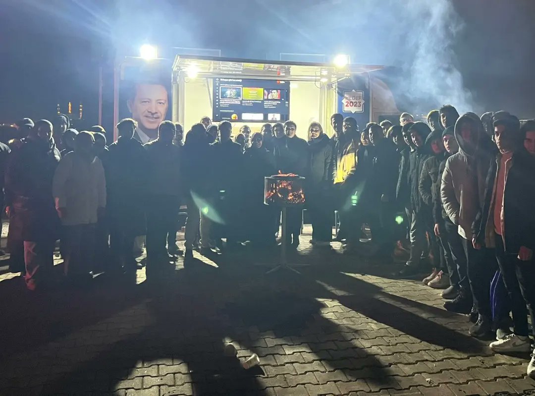 Yenisecmen22's tweet photo. İl Başkanımız Belgin İba Gençlik kolları Başkanımız Burak Cambaz ve teşkilatımızın değerli katılımcılarıyla birlikte 2023 seçimlerinde ilk defa oy kullanacak yeni seçmen arkadaşlarımız ile İlk oyum Erdoğan'a programında bir araya geldik. https://t.co/Sg7Ia5x9Hm