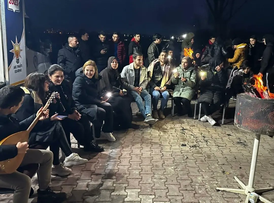 Yenisecmen22's tweet photo. İl Başkanımız Belgin İba Gençlik kolları Başkanımız Burak Cambaz ve teşkilatımızın değerli katılımcılarıyla birlikte 2023 seçimlerinde ilk defa oy kullanacak yeni seçmen arkadaşlarımız ile İlk oyum Erdoğan'a programında bir araya geldik. https://t.co/Sg7Ia5x9Hm