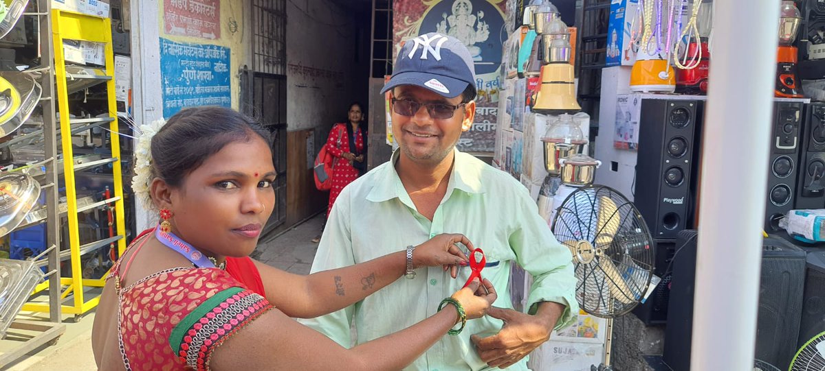 #51. वर्ल्ड एड्स डे पर लाल रिबन बांटती हुई सहेली संघ की कार्यकर्ता।

More Info@ sahelisangh.org

#sahelisangh