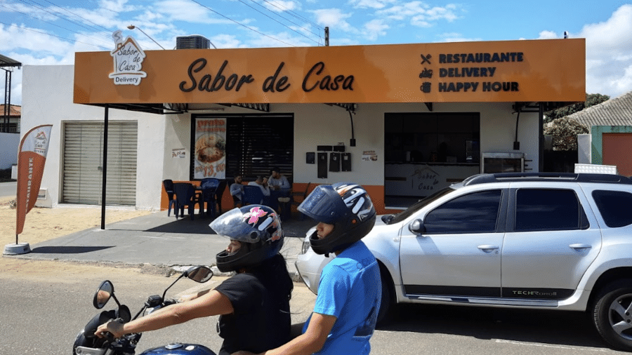 delucca's tweet photo. Em um único dia, Jair Bolsonaro gastou R$ 109 mil do cartão corporativo no restaurante Sabor de Casa Delivery, em Boa Vista (RR).

As quentinhas no restaurante custam R$ 17.

Jair Bolsonaro teria pago então, com dinheiro público, almoço para mais de 6,5 mil pessoas. https://t.co/MYWEoFNDCX