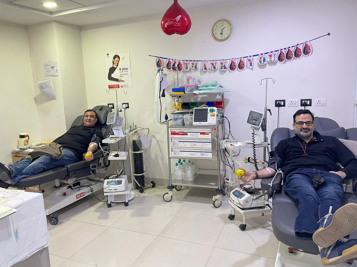 buttkout's tweet image. Showkat Teli&apos;s 2 YO daughter from Sopore Kashmir was in dire need of blood at Narayana Hospital Gurgaon &amp;amp; the angels @SapruSanjay @SunilKaul_Sunny were just a call away. My Gratitude to you two.

It&apos;s people like you who will be pillars of union &amp;amp; inspiration.  #Kashmiriyat