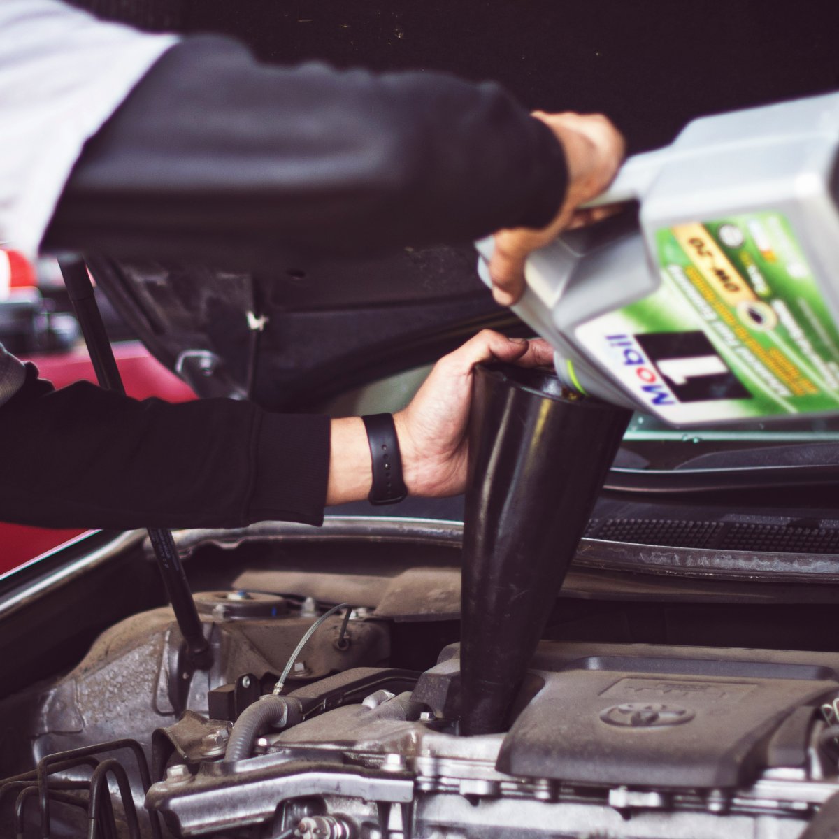 ShelleysAutoTO's tweet photo. Fluids check! Routine maintenance -- like changing your oil -- is vital for the health of your engine. Let us help you maintain your ride and book an appointment with us today: (805) 497-2818. https://t.co/JjmWnwOzIg