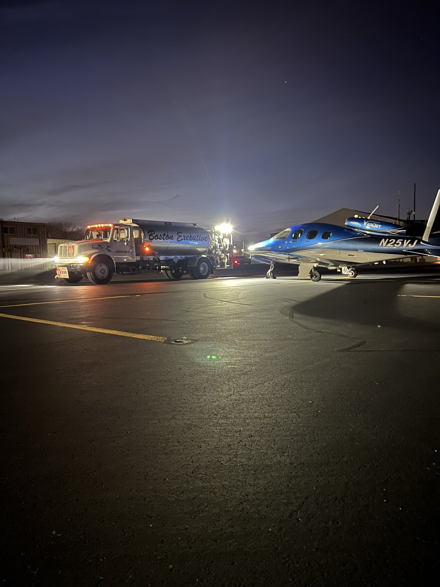 BosExecutiveFBO's tweet photo. Late night fueling with VeriJet! ✈️
•
•
•
#bostonexecutive #kowd #norwoodairport #aviation #aviationdaily #aviationworld #aviationlife #fbo #aviationfbo #pilot #pilotlife #generalaviation #verijet #cirrusvisionjet #cirrussf50 #visionjet #aegfuels #latenightfuelup #nofilter https://t.co/srpR89Joft