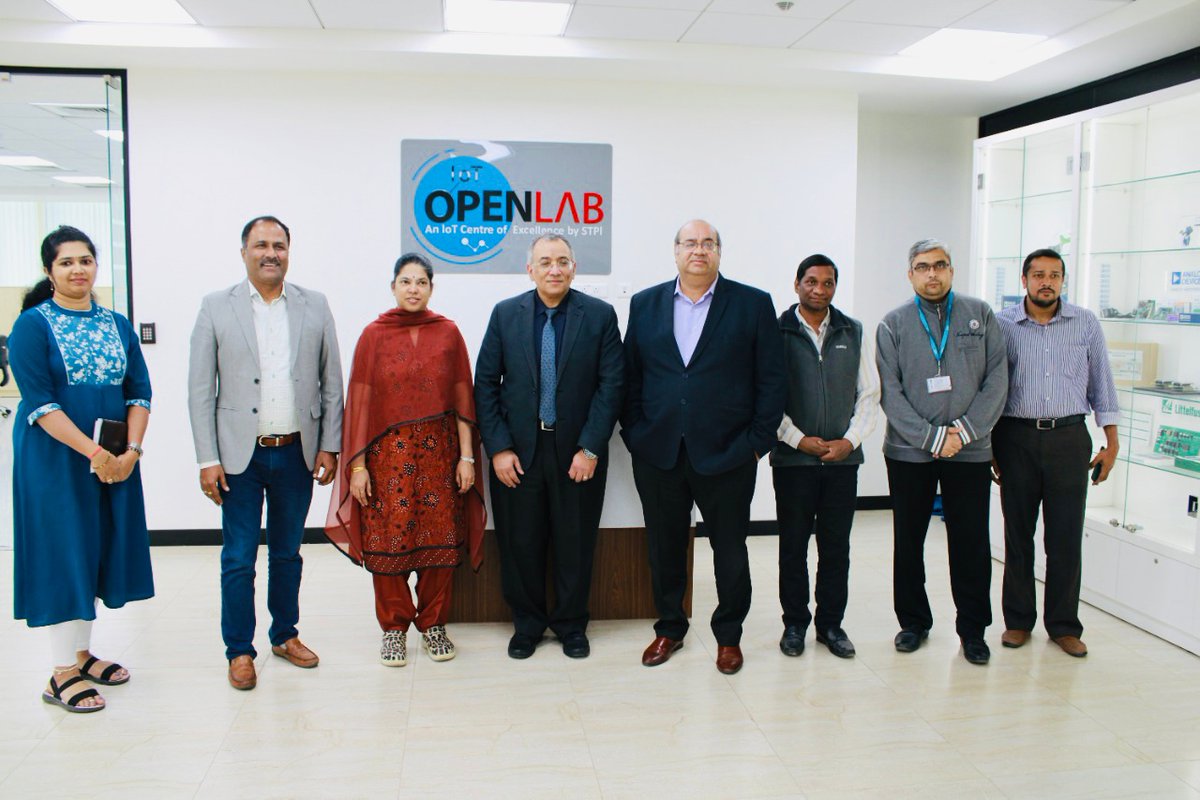 STPIBengaluru's tweet image. Delegate from #Egypt, Eng. Yasser Abdel Bari, Executive Manager of Electronics Industry at Egypt&apos;s Information Technology Industry Development Agency (ITIDA) visited #STPIIoTOpenLab to understand the role played by @stpiindia in nurturing start-ups.