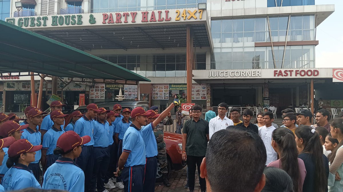 PROGAMI18049371's tweet photo. #Sabarmaticyclerally 
All these people became very happy after seeing the cycle rally and they encouraged us and increased our confidence. 
"Sabarmati to dandi cycle rally"
Themes: "AATMANIRBHAR BHARAT KA SAFAR SWAV LAMBAN KI AUR" https://t.co/fQSrYw0isB