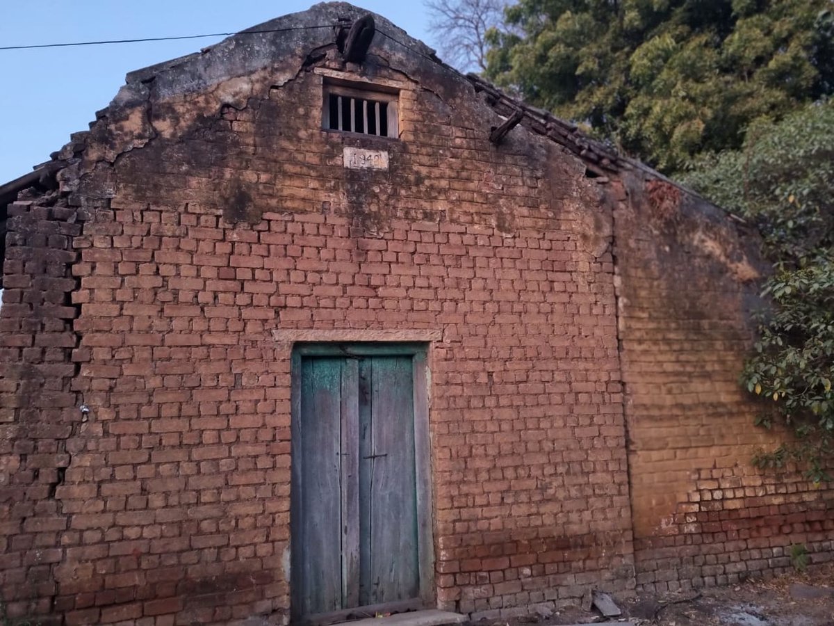 DikshaIFS's tweet photo. An old forest structure of 1948 still standing tall...
#Madawara
#Rangepremise
#Lalitpur
#Bundelkhanddiaries https://t.co/tX8UUcRdpH