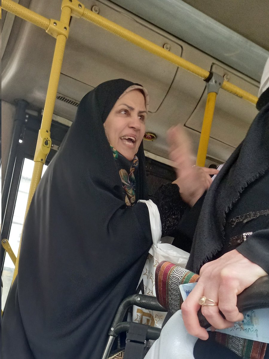 lrmnaxl's tweet photo. میدونم ایمپرشنم خیلی تخمیه ولی خب..
این جنده خانم از یه پسربچه ۱۶ ، ۱۷ ساله فیلم گرفت و جلو همه زنگ زد بیان ببرنش بعدشم تا پسره پیاده شد رفت دنبالش

#مهسا_امینی 
#IRGCterrorists https://t.co/O6g9hSluiN