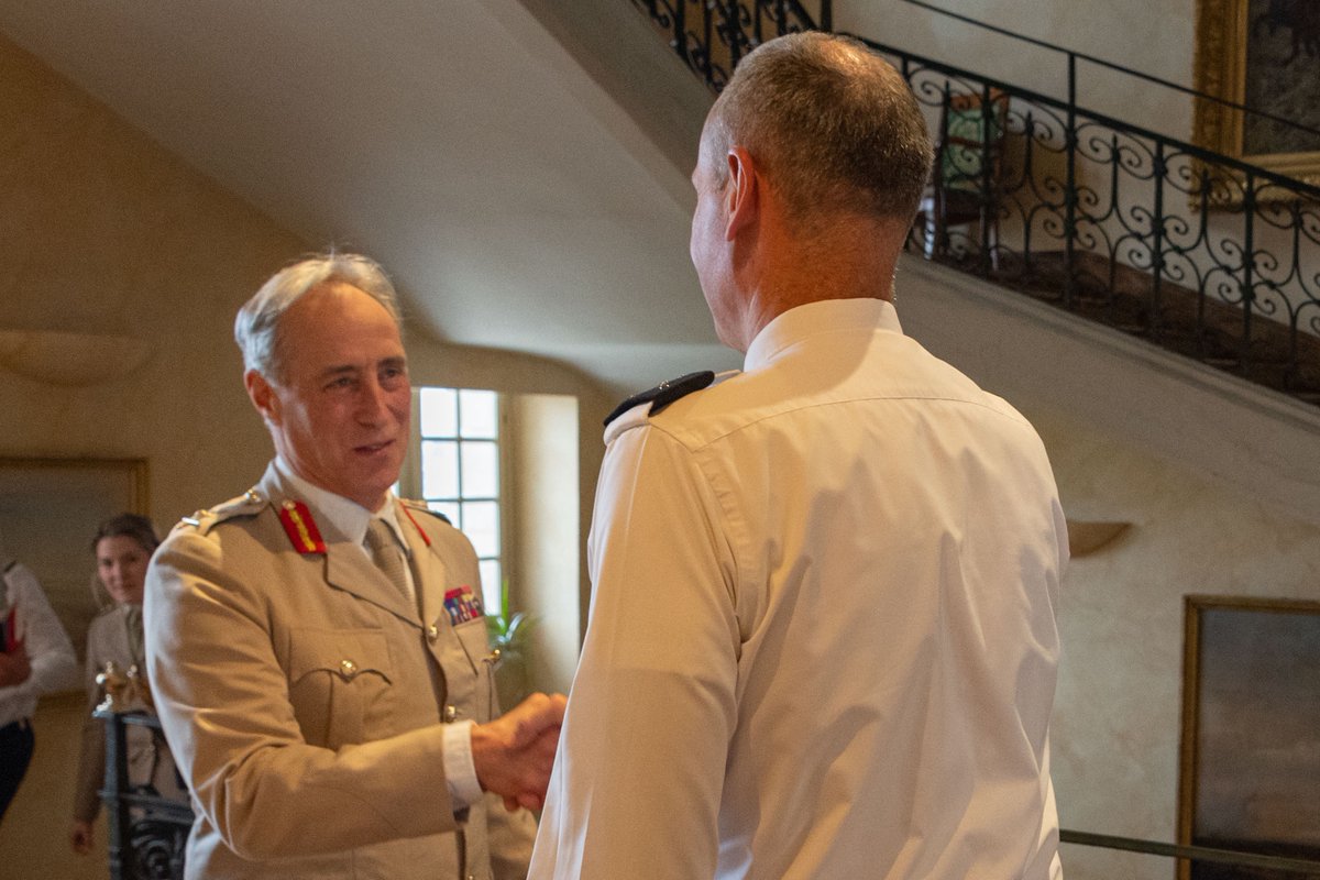 CEMAT_FR's tweet photo. Avec le général Tim RADFORD, #DSACEUR du @SHAPE_NATO, pour échanger sur la sécurité de l’Europe et des forces déployées sur le flanc Est de l’Alliance. L’@armeedeterre, en première ligne en Roumanie et en Estonie, prend sa part des responsabilités de la France au sein de @NATO. https://t.co/tmXmrhHOc0
