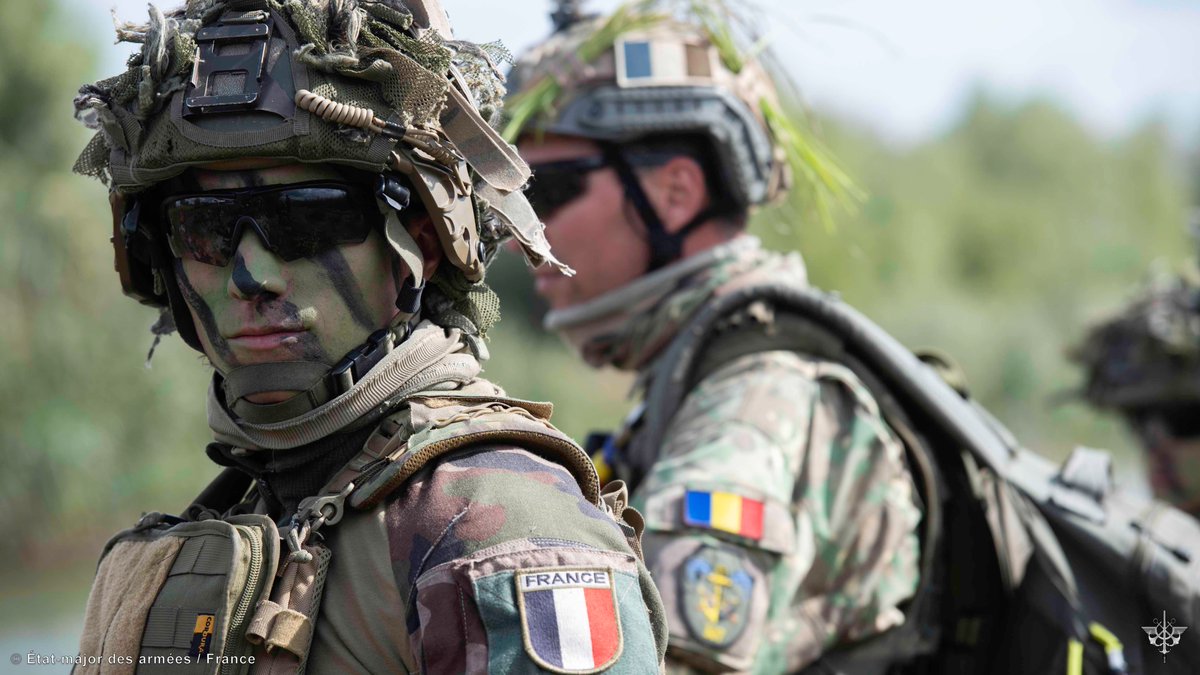 CEMAT_FR's tweet photo. Avec le général Tim RADFORD, #DSACEUR du @SHAPE_NATO, pour échanger sur la sécurité de l’Europe et des forces déployées sur le flanc Est de l’Alliance. L’@armeedeterre, en première ligne en Roumanie et en Estonie, prend sa part des responsabilités de la France au sein de @NATO. https://t.co/tmXmrhHOc0