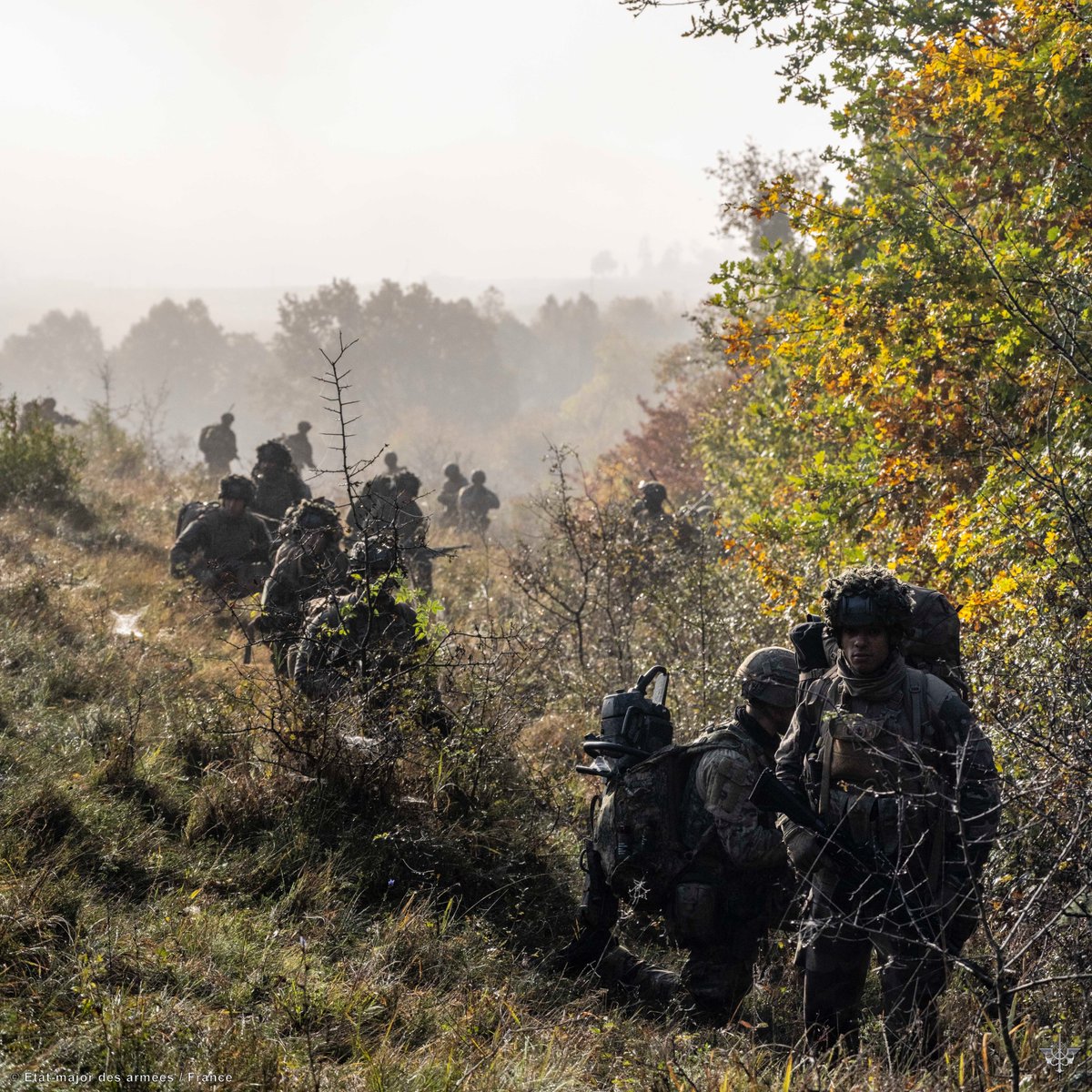 CEMAT_FR's tweet photo. Avec le général Tim RADFORD, #DSACEUR du @SHAPE_NATO, pour échanger sur la sécurité de l’Europe et des forces déployées sur le flanc Est de l’Alliance. L’@armeedeterre, en première ligne en Roumanie et en Estonie, prend sa part des responsabilités de la France au sein de @NATO. https://t.co/tmXmrhHOc0