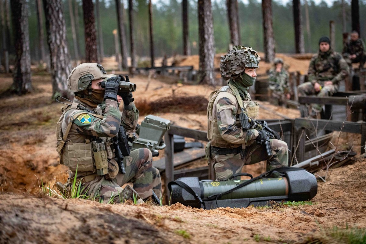 CEMAT_FR's tweet photo. Avec le général Tim RADFORD, #DSACEUR du @SHAPE_NATO, pour échanger sur la sécurité de l’Europe et des forces déployées sur le flanc Est de l’Alliance. L’@armeedeterre, en première ligne en Roumanie et en Estonie, prend sa part des responsabilités de la France au sein de @NATO. https://t.co/tmXmrhHOc0