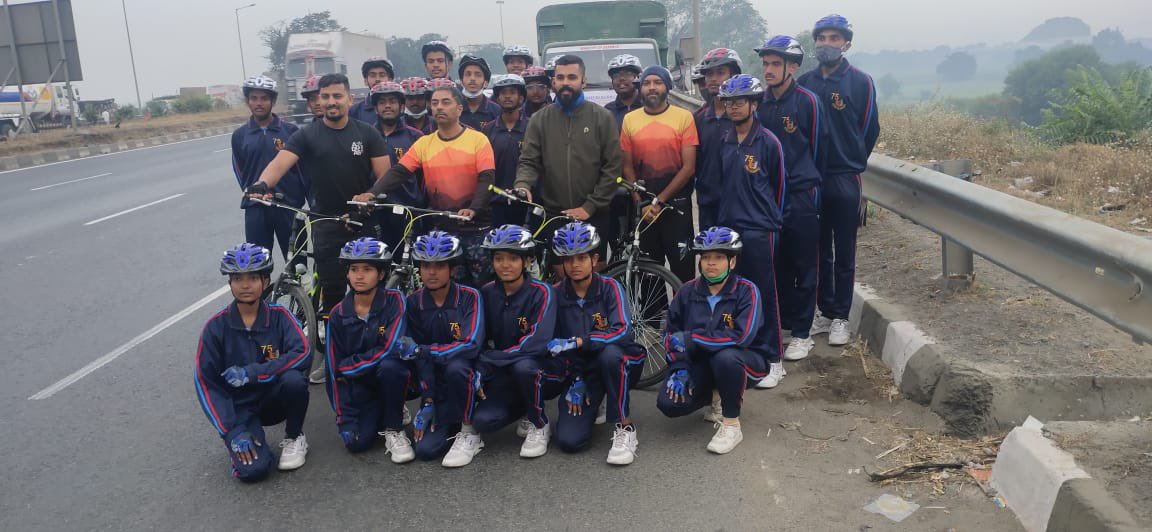 manavmahida91's tweet photo. #Sabarmaticyclerally                              Thanks to #GJ16peddlars Bharuch cycling club for encouraging us and joining us during cycle rally. @PMOIndia @CMOGuj @ArvindKapoorTYG @HQ_DG_NCC @ADevvrat @NCC_Dte_Gujarat https://t.co/cpmh9mwJFv