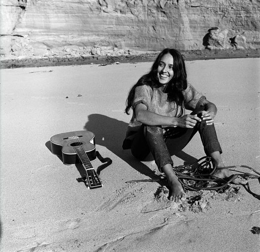Happy 82nd birthday to Joan Baez. Feliz cumple!! 