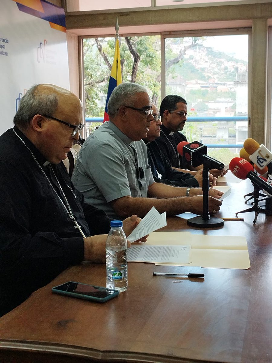 CEVmedios's tweet photo. “No nos dejemos robar la esperanza” (EG 86). Es fundamental que pasemos de la lamentación a la acción. Que nos pongamos, en cada diócesis, parroquia, y comunidad, en cada liceo y universidad, en cada empresa, oficina y comercio, de cara a la parálisis nacional #AsambleaCEV https://t.co/yrmhBr76zu
