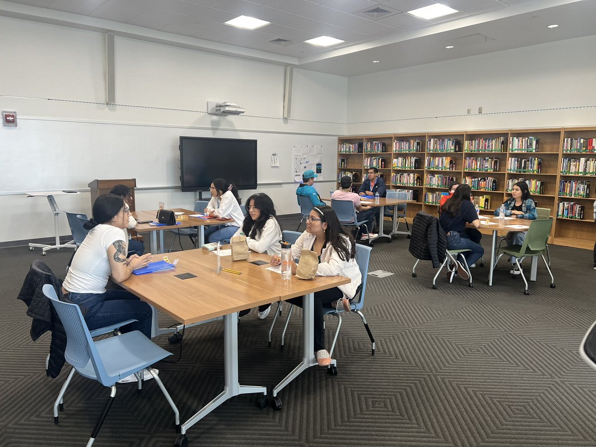 sandyP_AHS's tweet photo. SISD RealTalk was a huge success, it was great to be able to connect high school seniors with college students to be college ready!! #SISDLibrarians #TeamSISD #RealTalk @Sparks_Interest @DMacon_MHSReads @YAranda_LMS @MSaenz_LMS @PHHSLibrary @LJohnson_EDHS @EDAztecs_HS https://t.co/Gtb4LWaj5C