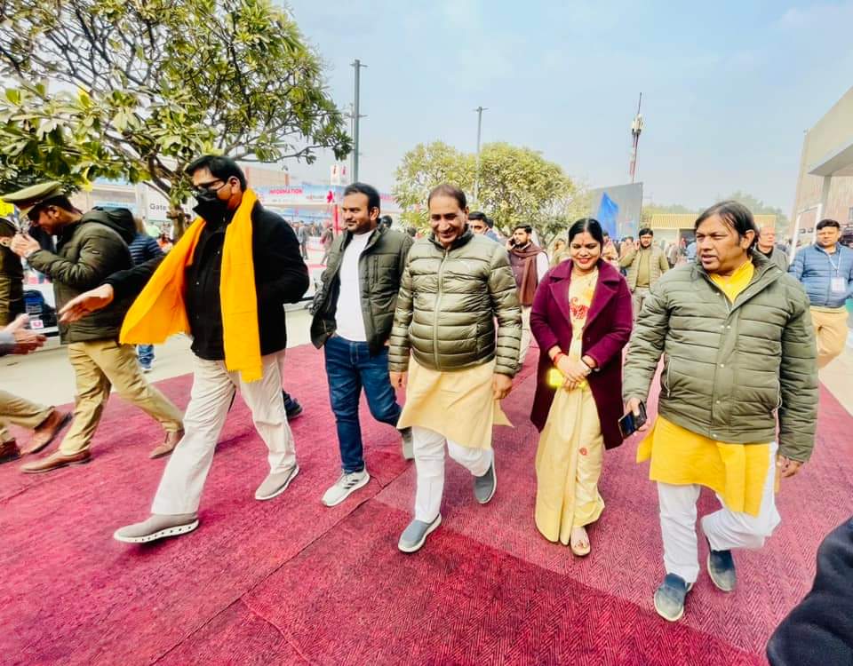 sarikasharmabjp's tweet photo. आज ग्रेटर नोएडा Auto ExPo 2023 के दौरान माननीय सड़क परिवहन केंद्रीय मंत्री @nitin_gadkari भाई साहब जी के साथ रहने का सौभाग्य प्राप्त हुआ 

#EXPO2023 
#AutoExpo2023 #GreaterNoida #sarikasharmabjp https://t.co/HC7qLThyUe