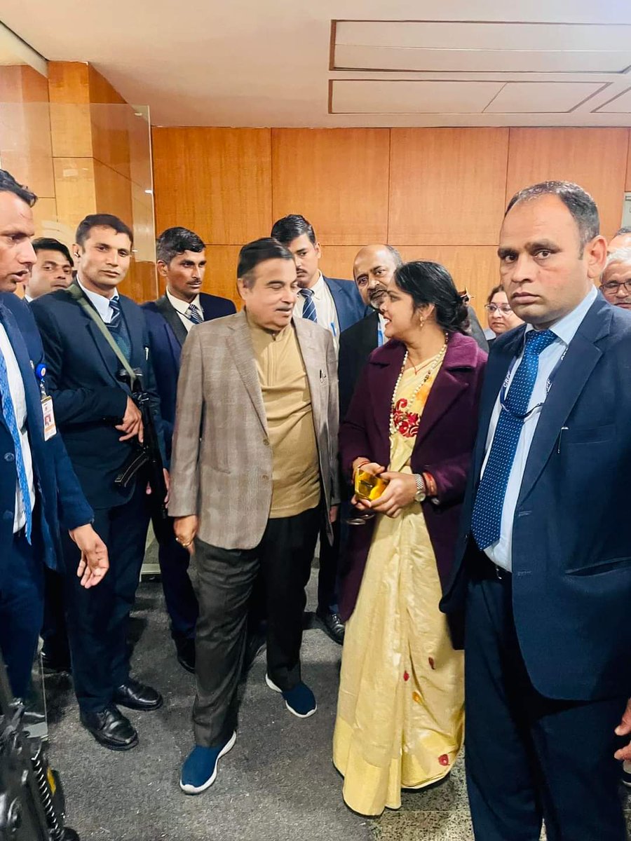 sarikasharmabjp's tweet photo. आज ग्रेटर नोएडा Auto ExPo 2023 के दौरान माननीय सड़क परिवहन केंद्रीय मंत्री @nitin_gadkari भाई साहब जी के साथ रहने का सौभाग्य प्राप्त हुआ 

#EXPO2023 
#AutoExpo2023 #GreaterNoida #sarikasharmabjp https://t.co/HC7qLThyUe