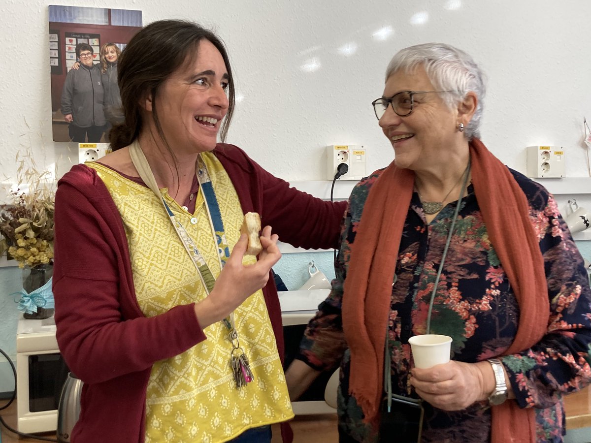 inscanoriac's tweet photo. Avui hem tingut el plaer immens de rebre la visita de la @SanmartiNeus i la Begoña Burgoa Etxaburu. Dones #referents en #didàctica de les ciències. Tenir temps de converses entre docents als espais comuns dels centres i compartir el quotidià de la nostra pràctica. #desig https://t.co/cAskgH06yD