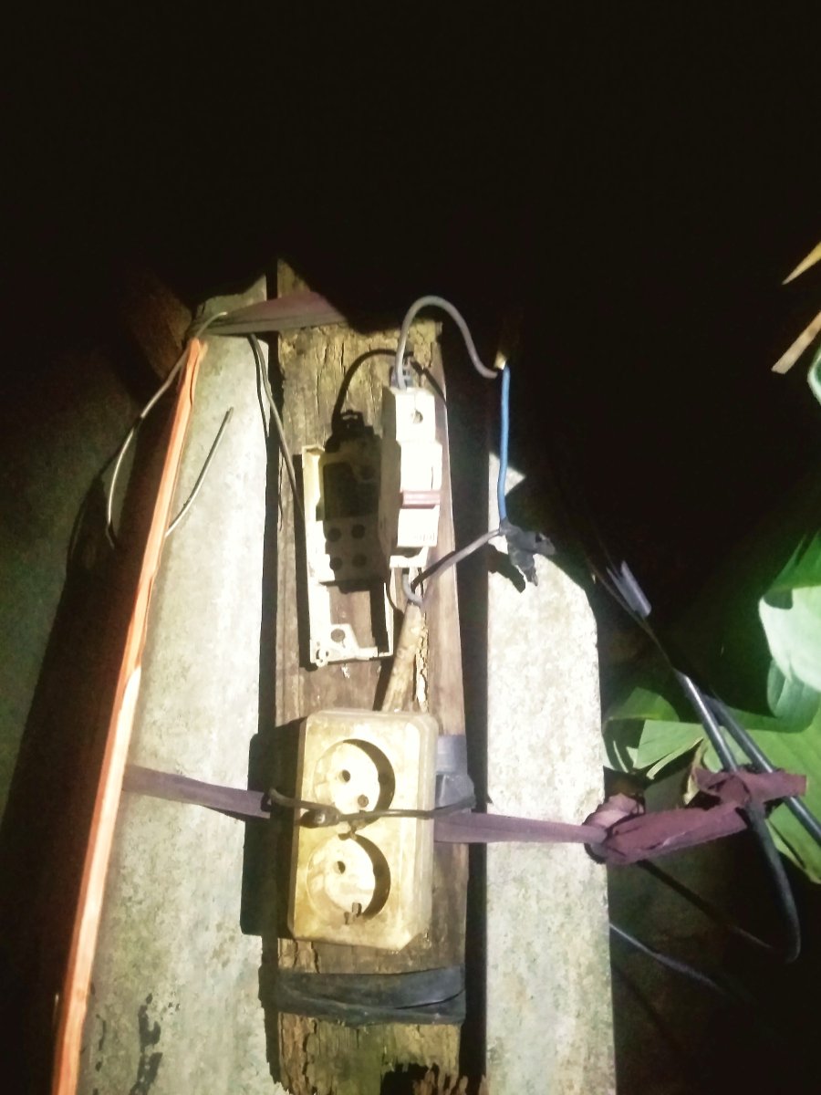 jackysupit's tweet photo. @pln_123 halo min, colokan listrik di tiang listrik belakang rumah saya mohon dimatikan, takut disalah gunakan. Rumah saya jadi sering mati lampu nih min 😢 https://t.co/kb0r5tdNUM
