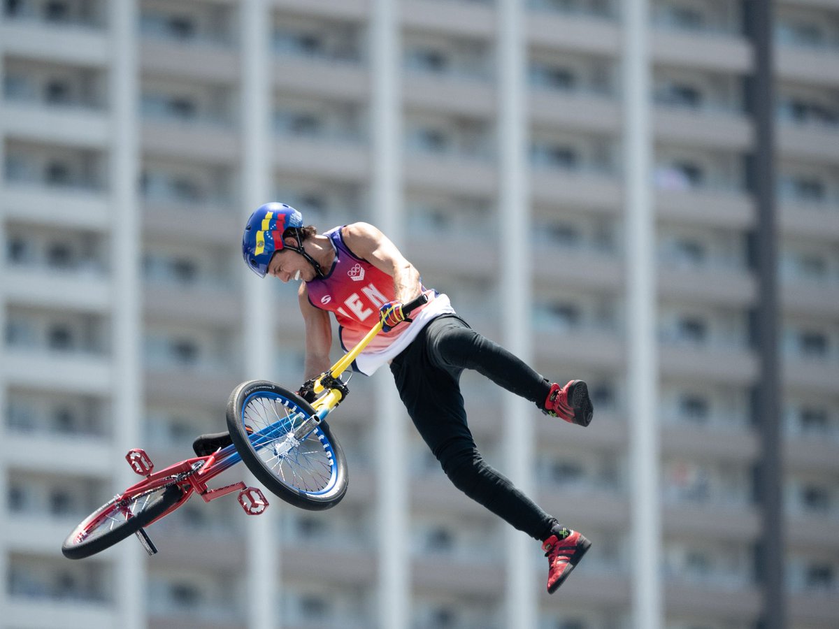 Adriana17853165's tweet photo. 👏 Desandando #RedesSociales encontré estas imágenes. El medallista olímpico  d 🥈 en #TOKIO2022, en #BMX, Daniel Dhers, ejemplo de #grandesa no sólo #deportiva, sino como #venezolano. Aportando en el @metro_caracas. https://t.co/jTIQKnAgYH