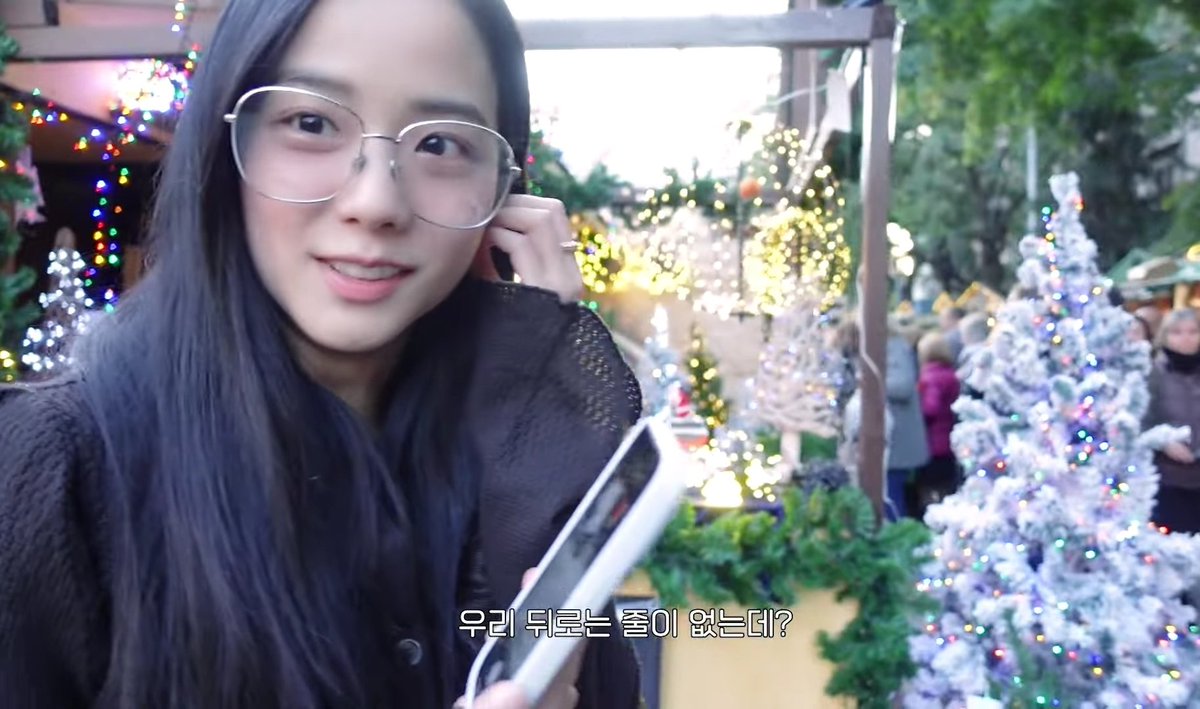 Taking 35 mins to watch a 11 mins vlog because i need to screenshot every frame Jisoo is in