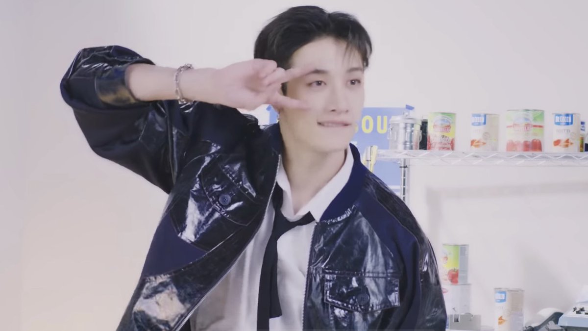 captainCB97s's tweet photo. the bang chan pose hehe (>‿◠)✌🏼 https://t.co/vEVU5nv5z7