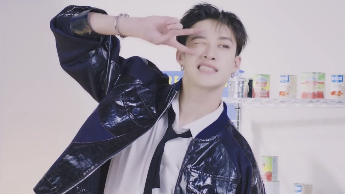captainCB97s's tweet photo. the bang chan pose hehe (>‿◠)✌🏼 https://t.co/vEVU5nv5z7