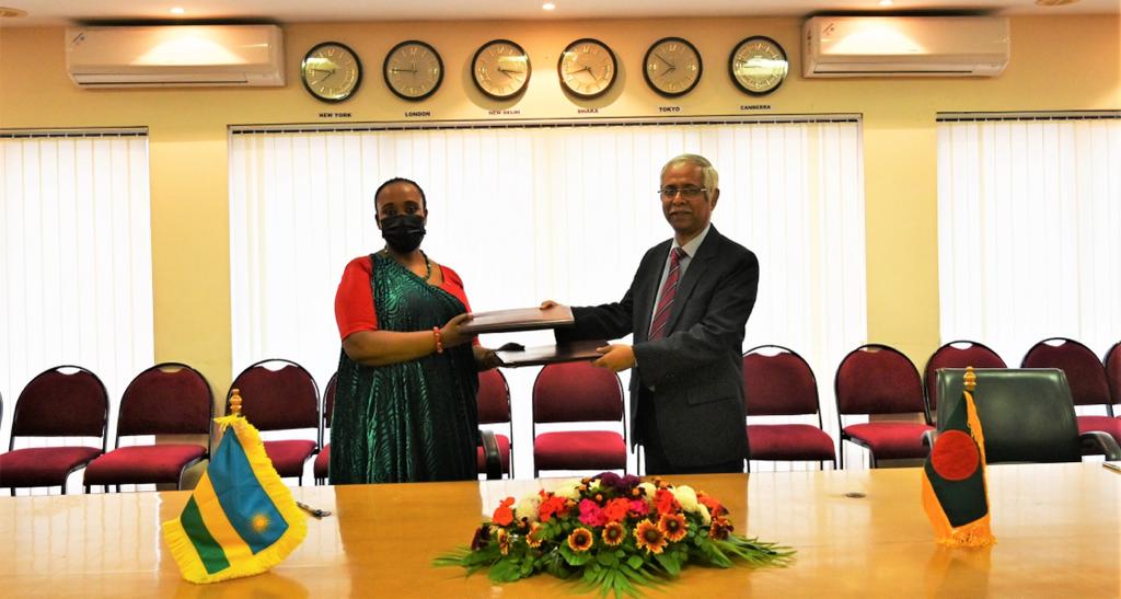RwandainIndia's tweet photo. Kuri uyu wa 12/01/2023, Amb. w’u 🇷🇼muri B’desh @MUKANGIRA1 ufite icyicaro i N/Delhi yasinyanye na Amb. wa 🇧🇩  mu Buhinde amasezerano y’ubufatanye mu by’ubwikorezi bwo mu kirere (BASA). Ni ishingiro ry’ubutwererane hagati y’ibihugu byombi @RwandaMFA @bdhc_delhi https://t.co/mAHccKFMSw