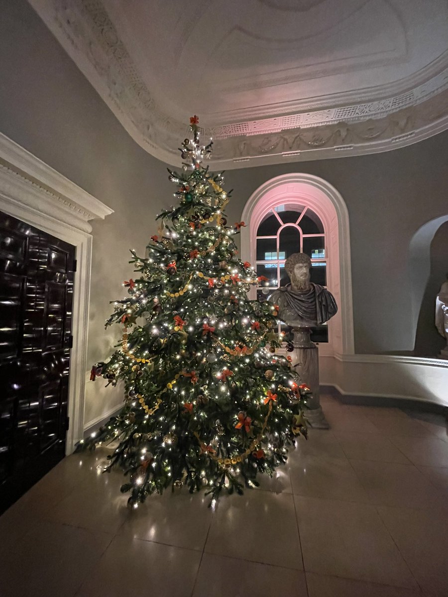 LesMageeHarpist's tweet photo. Lovely evening at @SpencerHouseLdn for @PassageCharity #welllookedafter and what a tree! Pictured with my good friend and fellow charity supporter, Ginaππ»β€οΈ https://t.co/23dKZyc4fs