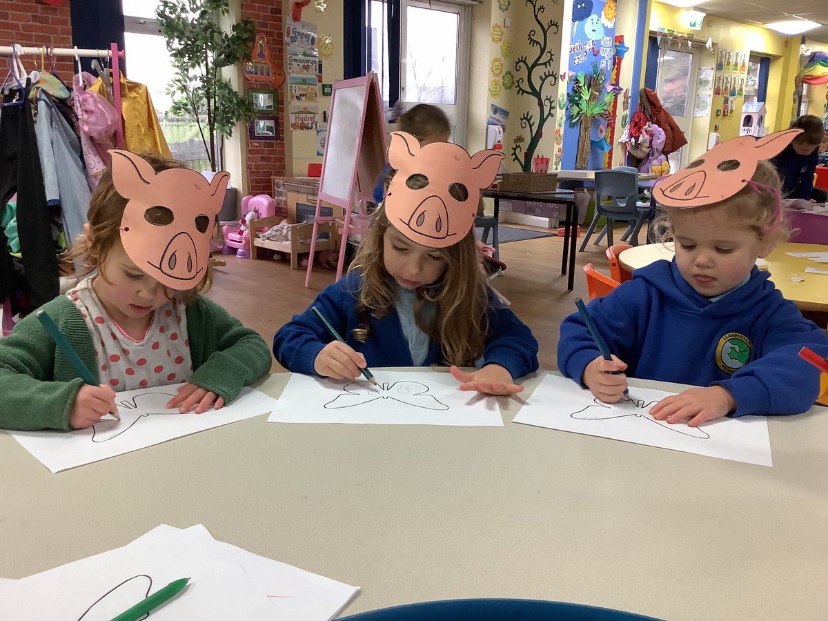 llanrhidianp's tweet photo. #LlanPiliPala busy thinking of ideas for their EPIC planning this morning. #LlanKit #LlanIQ #LlanSpotlight #LlanChandCh https://t.co/CcwPPzNjyi