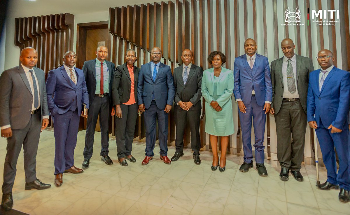 Trade_Kenya's tweet photo. 1/2 Embu Governor Hon. @CecilyMbarire this evening held talks with Trade CS @HonMoses_Kuria on how to support mango, green grams, bananas, avocado, tea and coffee farmers access export markets for their value-added produce.

#🇰🇪isOpenForBusiness

@embucountygovt
@IndustryKE https://t.co/JsFcAskmiw