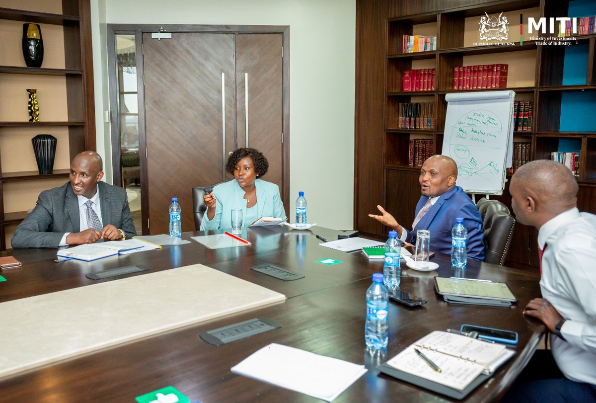 Trade_Kenya's tweet photo. 1/2 Embu Governor Hon. @CecilyMbarire this evening held talks with Trade CS @HonMoses_Kuria on how to support mango, green grams, bananas, avocado, tea and coffee farmers access export markets for their value-added produce.

#🇰🇪isOpenForBusiness

@embucountygovt
@IndustryKE https://t.co/JsFcAskmiw