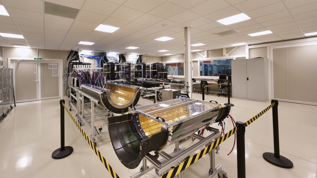 CERN_FR's tweet photo. Voici une partie du nouveau Système de Suivi Intérieur de @ALICEexperiment. Avec sept couches de 12,5 milliards de capteurs de pixels en silicium actif monolithiques sur une surface de 10m2, c'est le plus grand détecteur de pixels jamais construit.
🔗https://t.co/Yj7QJes46d https://t.co/LyGZaqlzIh