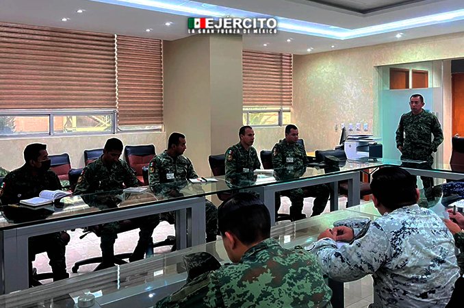 Defensamx1's tweet photo. Personal del #EjércitoMexicano de la especialidad de logística militar del #CEEFA, realizó una visita de estudios a la #SEDENA.
#SiemprePreparadosParaServir
#SiemprePorTiSiemprePorMéxico
#UnidosSomosLaGranFuerzaDeMéxico
#MéxicoEstamosEnTi https://t.co/N3kP4LSvMm
