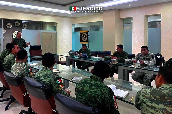 Defensamx1's tweet photo. Personal del #EjércitoMexicano de la especialidad de logística militar del #CEEFA, realizó una visita de estudios a la #SEDENA.
#SiemprePreparadosParaServir
#SiemprePorTiSiemprePorMéxico
#UnidosSomosLaGranFuerzaDeMéxico
#MéxicoEstamosEnTi https://t.co/N3kP4LSvMm