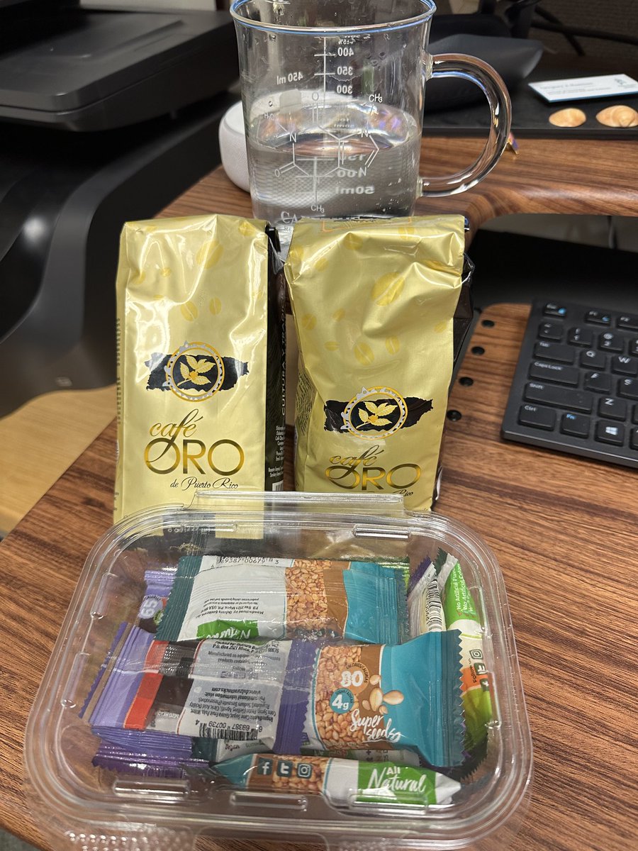 ProfeGreg's tweet photo. Presents from students are always unexpected and the high point of my day here ⁦@PBAUniversity⁩ #Coffee #Dulces  🇵🇷 🇵🇷 🇵🇷 #LeftNJ2017 for #Flahridah https://t.co/jz67WejEWQ