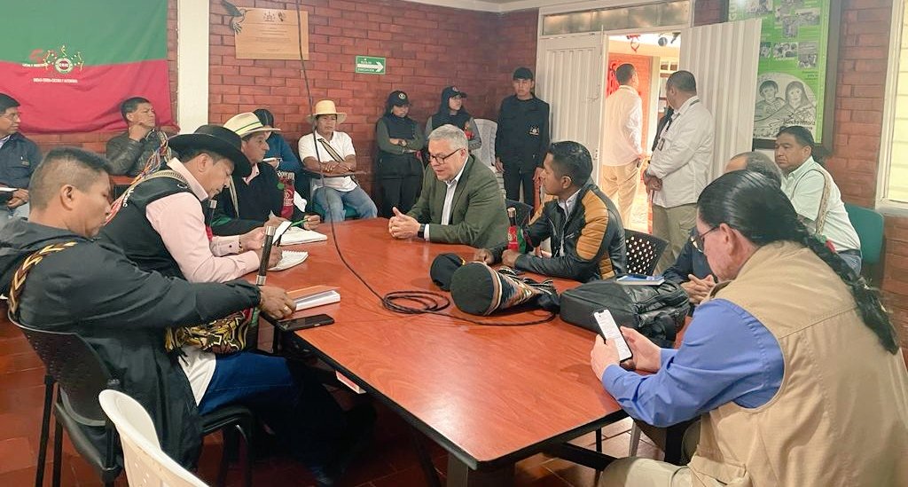CapazMauricio1's tweet photo. Nos encontramos con el ministro de justicia el doctor #IvánOzuna en la universidad indígena #UAIIN  #Popayan #Cauca, conversamos de temas de interés para el campo de la justicia indígena con la ordinaria y los pueblos del @CRIC_Cauca.

@ACIN_Cauca @MinjusticiaCo @petrogustavo https://t.co/qXhbzpxEd3