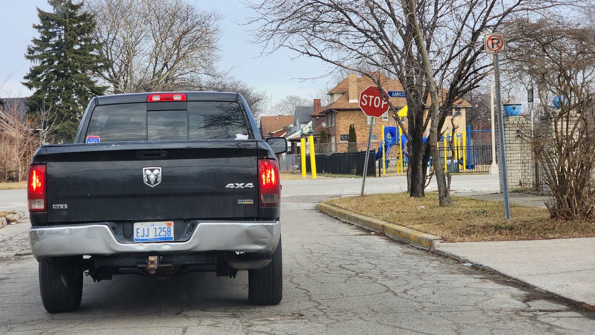4realmzbrown's tweet photo. #DetroitEvictionDefense #HomeDefense #Detroit #RiseUpFightBack
So Tuesday, someone stole one of the banners for my home defense. I tried to stop them and get it back. They almost hit me with their truck. The passenger in my car got a pic of the vehicle and the plate. 🧵 https://t.co/VAmUxP0Pbf