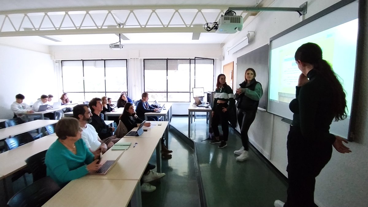 argeturv's tweet photo. 👩‍🏫L'alumnat del Doble Grau d'Educació de la #URV ha pogut gaudir del taller d'arquitectura escolar i també recollir retroaccions molt constructives pel disseny dels seus centres educatius dins de l'assignatura d'#organitzacioDT https://t.co/LELTYgWdvt